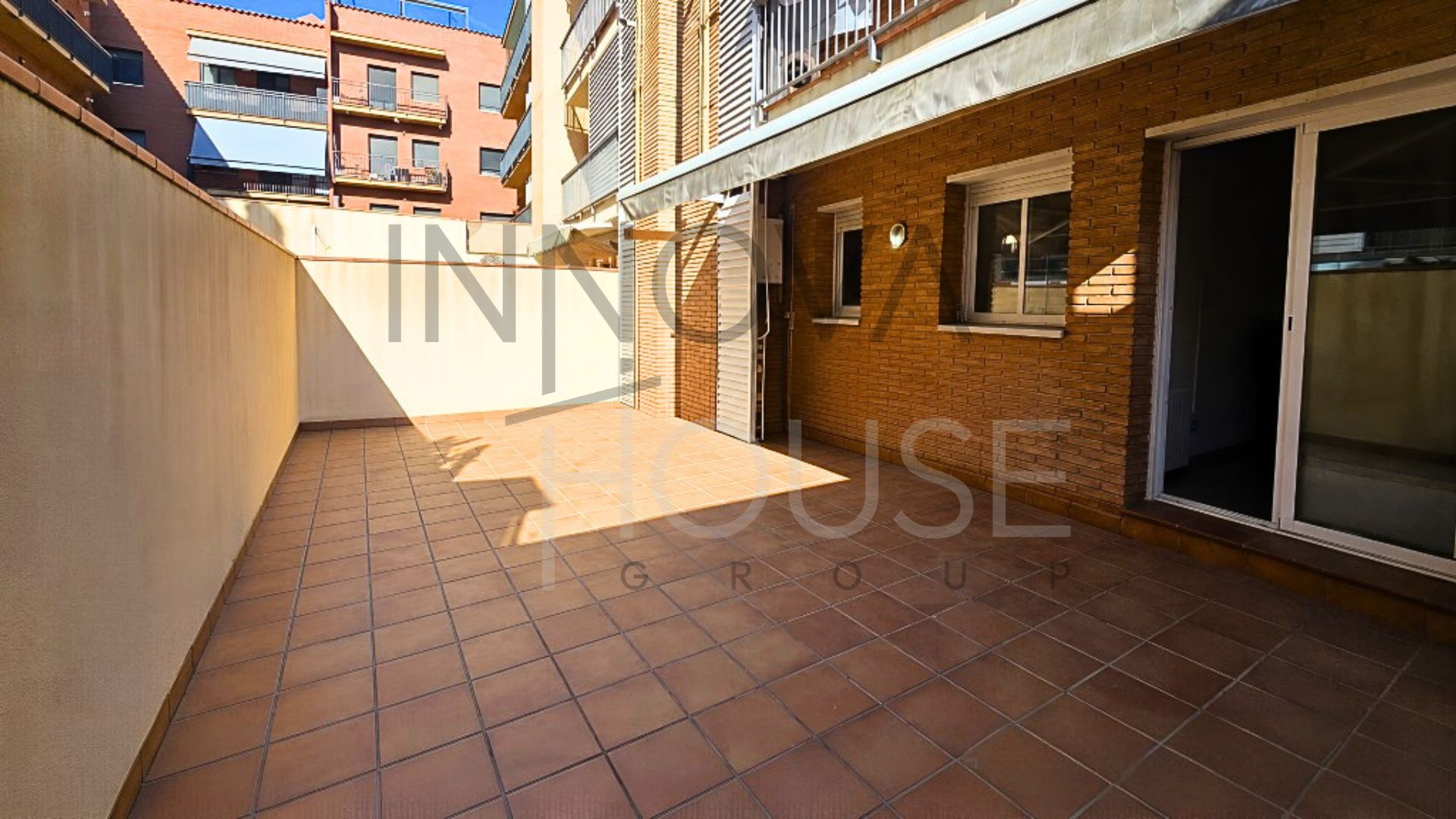 Piso totalmente exterior con gran terraza en el centro de Castelldefels